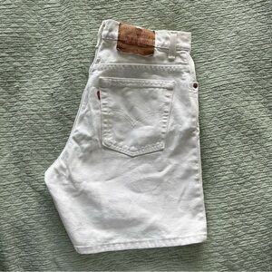 vintage levi’s 550 orange tab white jean shorts